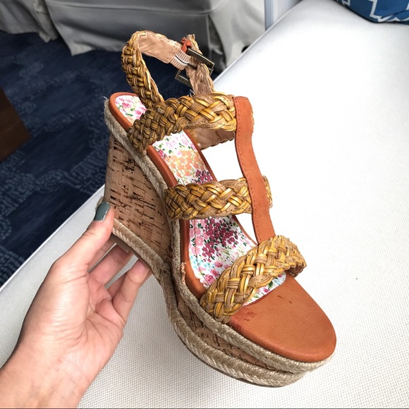 TAN CORK BRAIDED CUTOUT WEDGES! 👡 - Picture 5 of 8